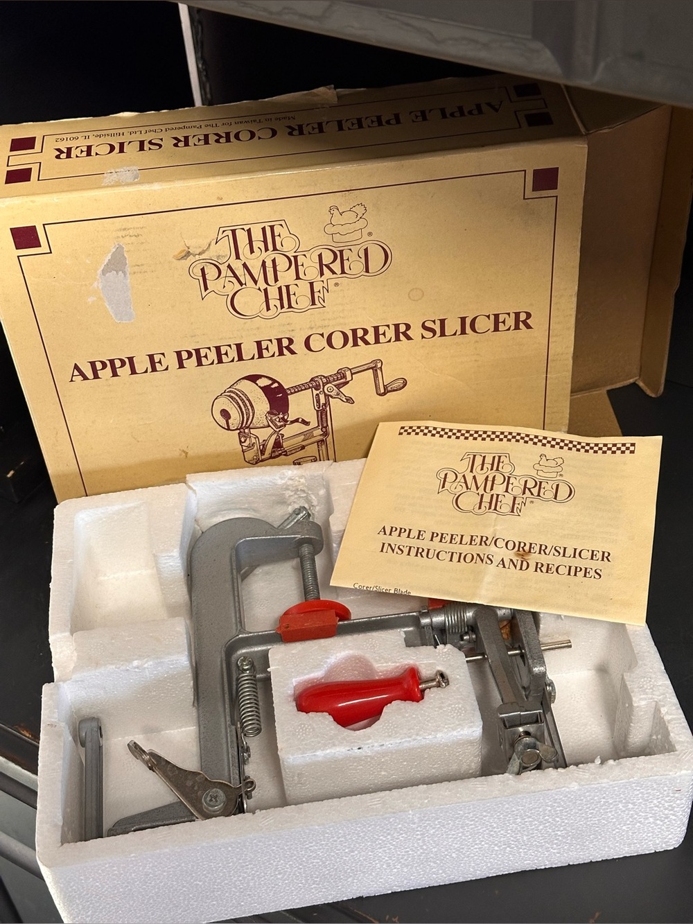 The Pampered Chef 2430 Apple Peeler Corer Slicer Vintage Retired Model Kitchen.